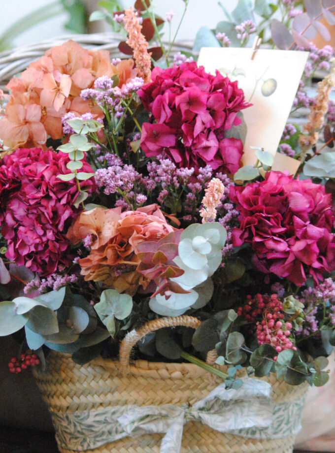 flores secas y preservadas en recipiente